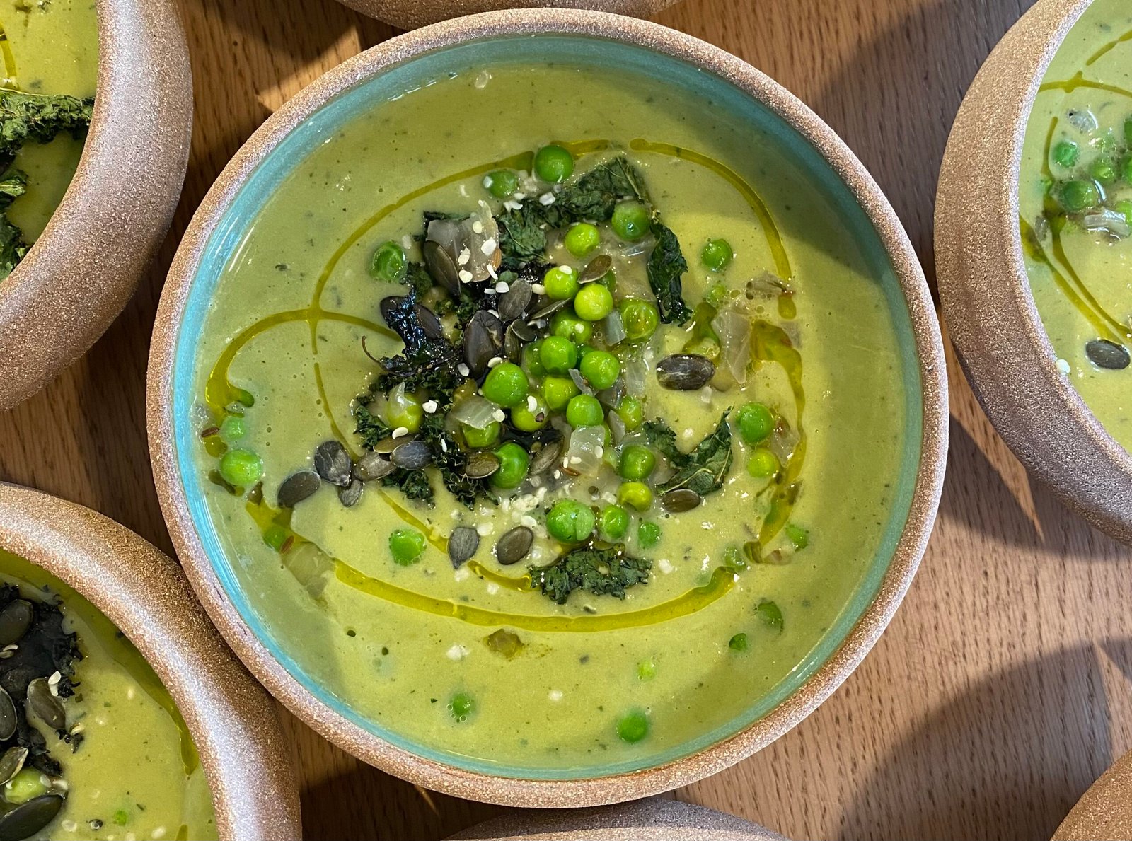Crema Verde de Guisantes y Aguacate: una receta sencilla para nutrirte con conciencia